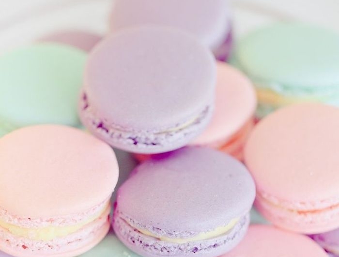 macarons de couleurs pastel idée fond d écran pale avec nourriture dessert français