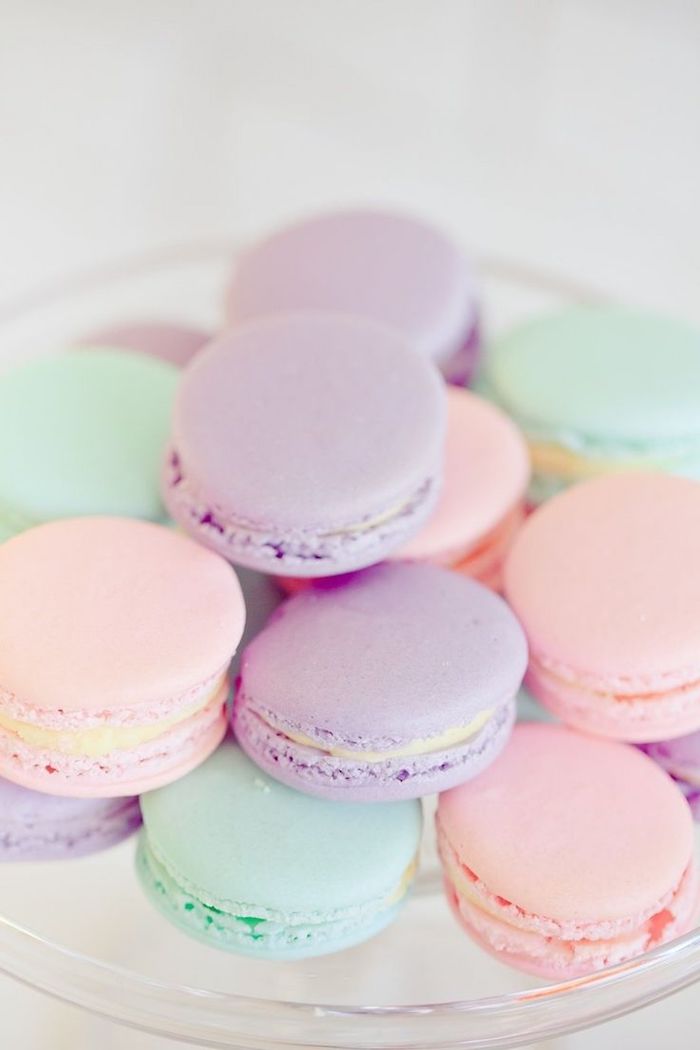 macarons de couleurs pastel idée fond d écran pale avec nourriture dessert français, image fond d'écran pastel