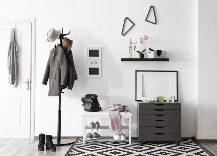 meuble gris anthracite tapis blanc et noir motifs géométriques couleur pour une entrée accueillante