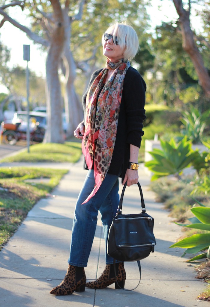 mode femme 60 ans femme stylée jean bottes imprimé léopard veste noire lunettes de soleil chic