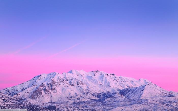 montagne enneigée paysage avec ciel rose et violet clair fond couleur pastel crátif