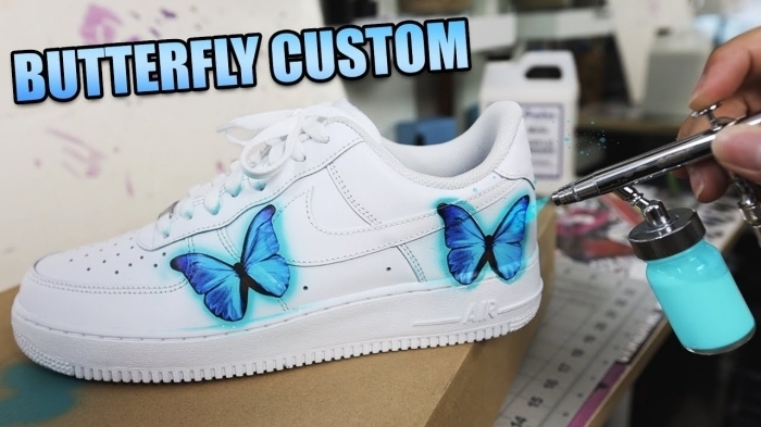 motif papillon bleu sur textile dessin sur chaussure blanche baskets sport technique diy