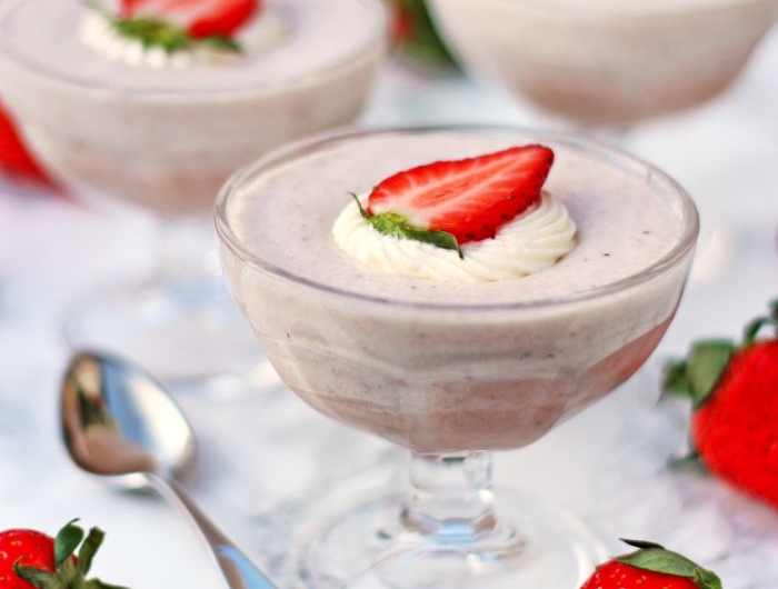 mousse au chocolat blanc et fraises idee recette facile et rapide et leger pour occassions speciales