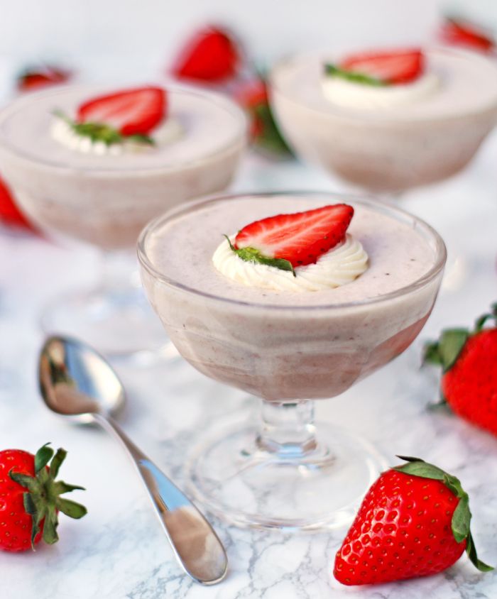 mousse au chocolat blanc et fraises idee recette facile et rapide et leger pour occassions speciales
