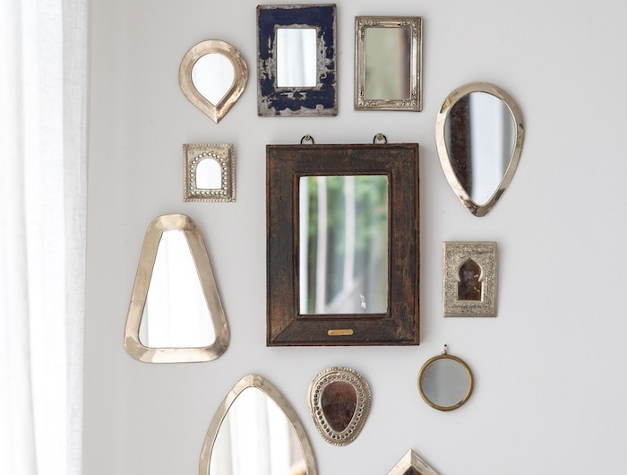 mur de miroirs dépareillées vintage idee deco murale ou deco avec miroirs pour mur de salon gris perle