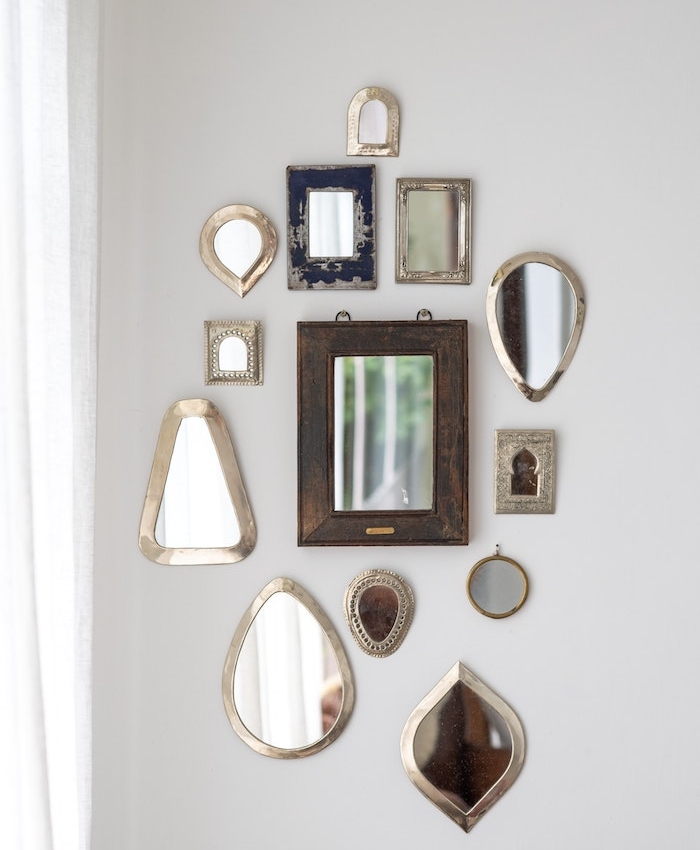 mur de miroirs dépareillées vintage idee deco murale ou deco avec miroirs pour mur de salon gris perle