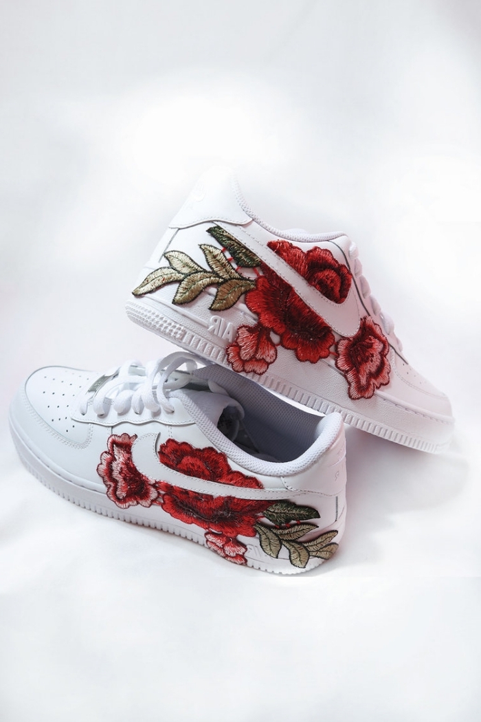 nike air force 1 customisé paire de chaussures blanches baskets mode style dentelle florale broderie