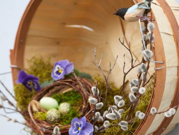 panier décoré de branches artificielles mousse florale nid aux oeufs oiseau deco printemps murale originale