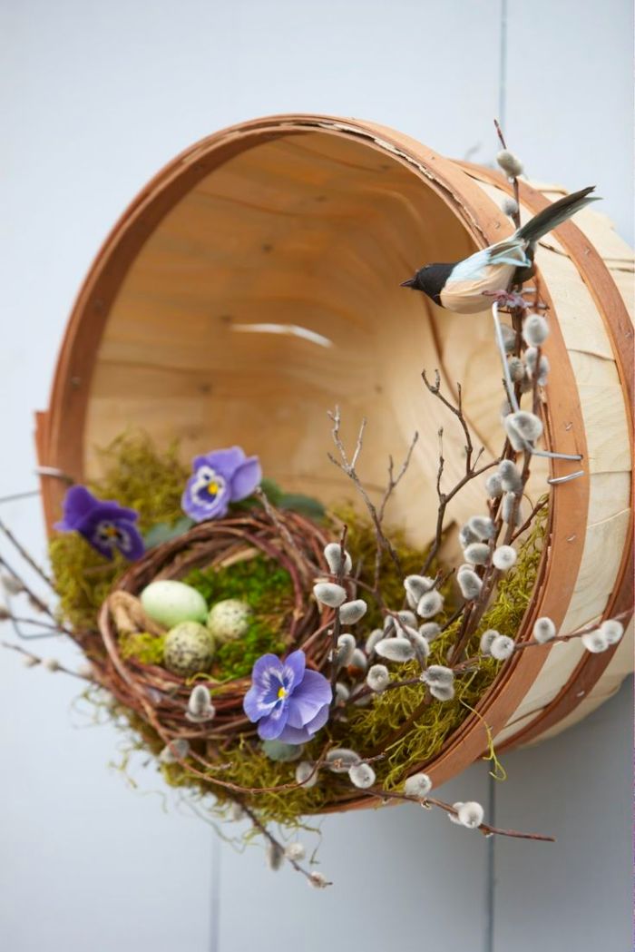 panier décoré de branches artificielles mousse florale nid aux oeufs oiseau deco printemps murale originale