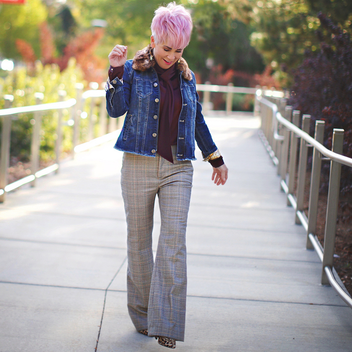 pantalon motif tartan chemise couleur bordeaux veste en jean coupe de cheveux femme 60 ans coloration rose veste denim, look moderne pour femme de 60 ans