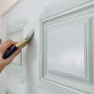 De quelle couleur peindre les portes d'un couloir selon l'espace et les tendances