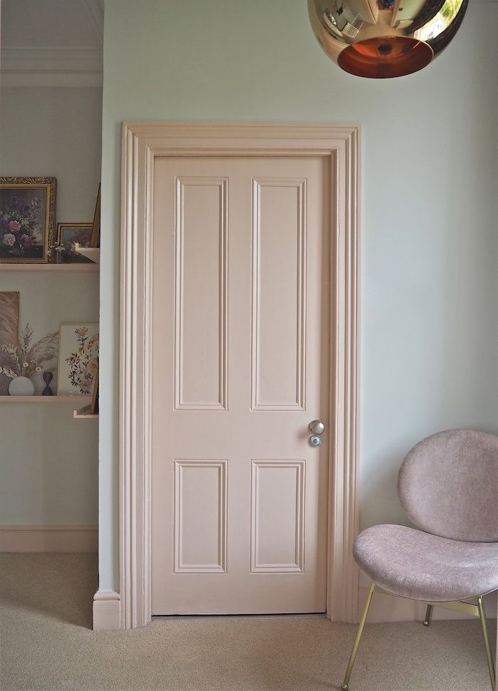 peindre une porte en couleur neutre beige sur un mur réséda claire une chaise en cuir a coté