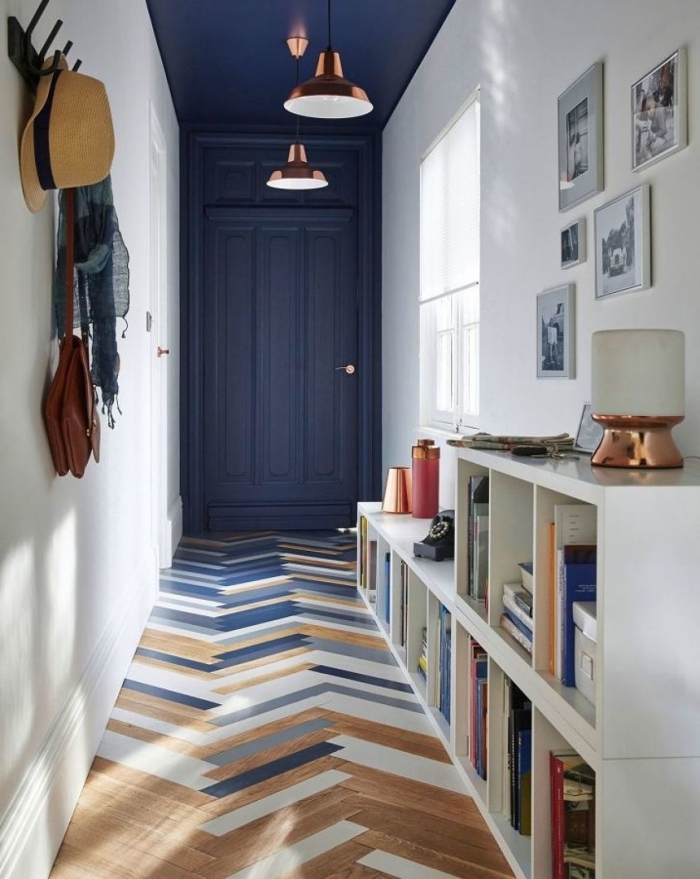 peinture bleu foncé tendance revêtement sol multicolore peindre couloir deux couleurs