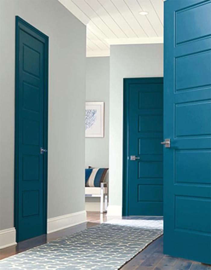 peinture couloir et portes peintes en bleu vid sur des murs en couleur neutre un canapé au fond de la pièce de quelle couleur peindre les portes d'un couloir