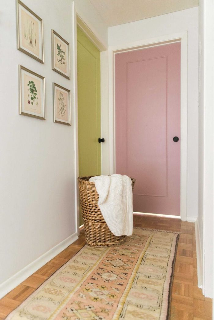 peinture porte intérieur deux portes dans un couloir en couleur rose et vert pastels un hotte tissé au sol