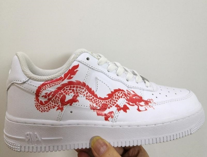 peinture rouge pour cuir dessin dragon sur chaussures blanches air force 1 personnalisé diy