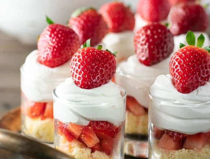 petit dessert a base de fraise individuel avec gateau fraises et creme fraiche exemple menu st valentin