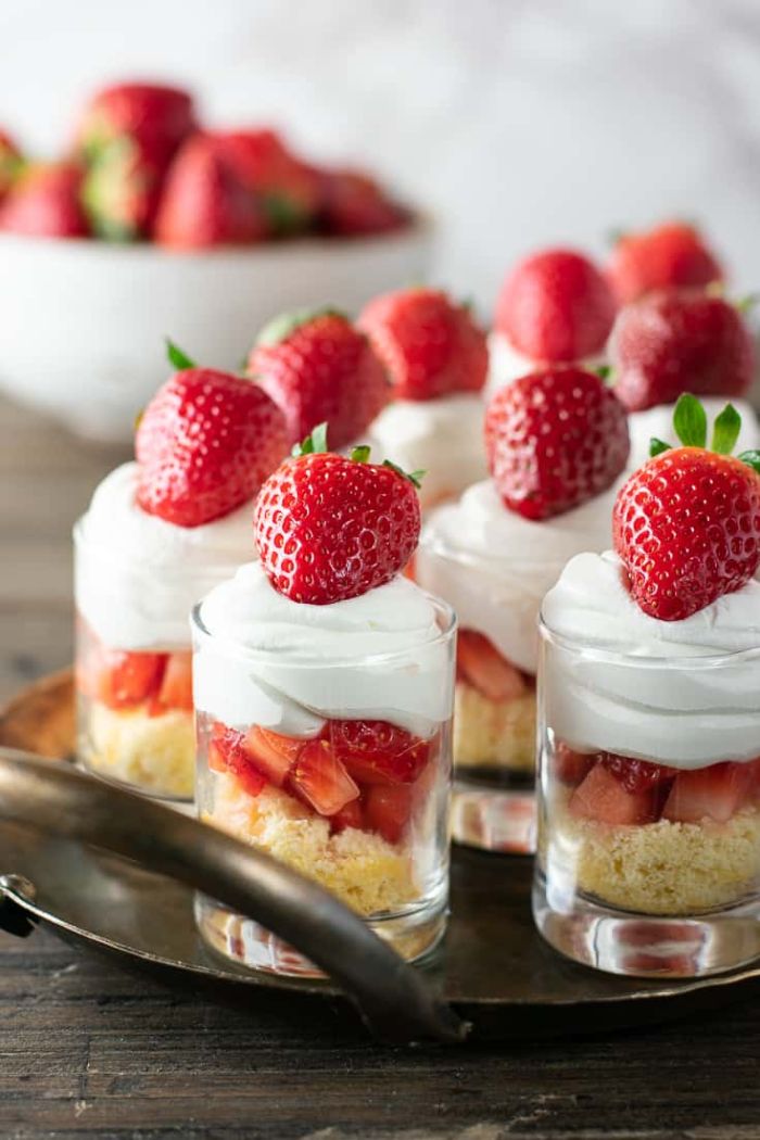 petit dessert a base de fraise individuel avec gateau fraises et creme fraiche exemple menu st valentin
