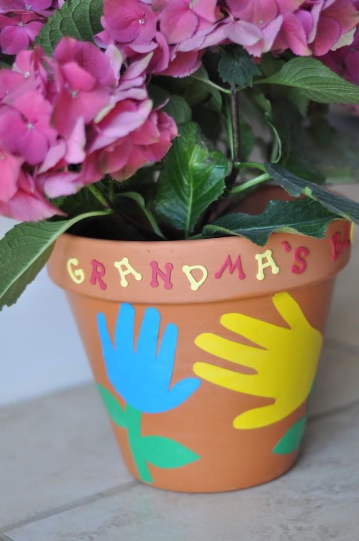 pot de fleur customisé de lettres colorées et des empreintes de main enfant fleur plantée en po cadeau fete des mamie simple a faire