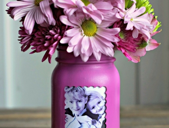 pot de fleur en bocal de verre repeint de rose avec photo d efants et des fleurs à l interieur vase diy fete grand meres
