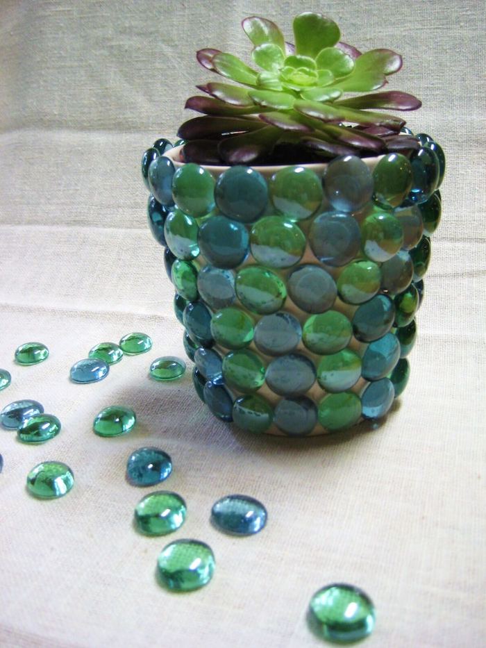 pot de fleur personnalisé avec des petites pierres non précieuses turquoises un succulent décoré
