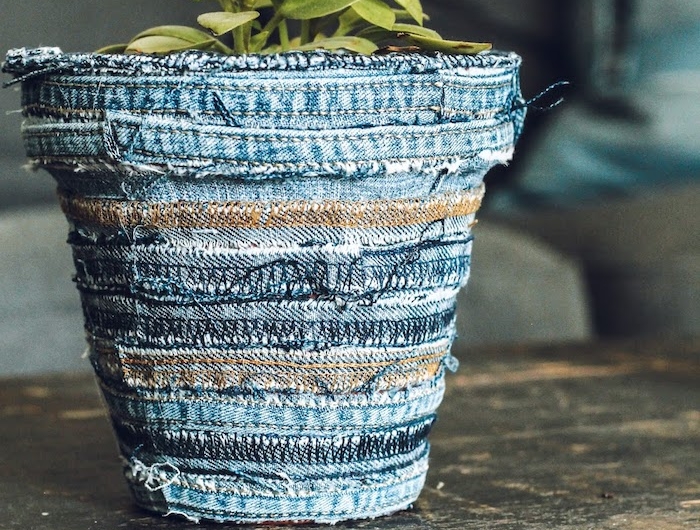 pot de fleur riginal décoré avec des tissu d un jean vieux posé sur une table vintage