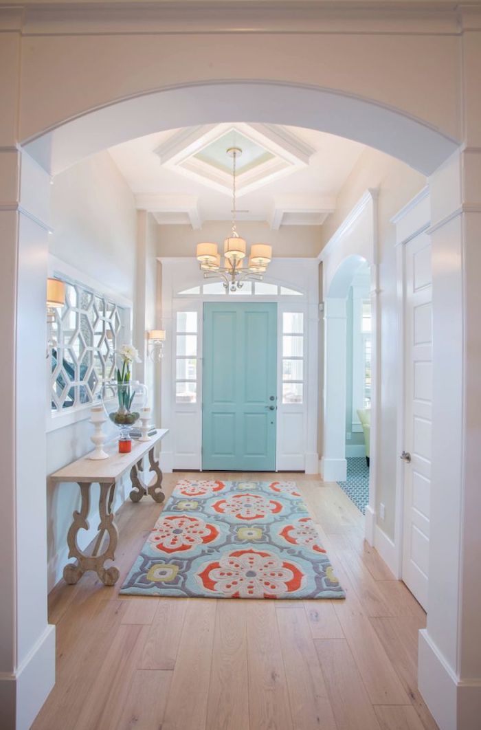 quelle couleur pour les portes avec des murs blancs un couloir ave porte d entrée en bleu clair et un tapi multicolore