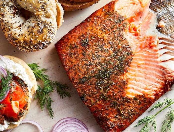 recette au saumon fumé servi avec des bagels des tranches de l oignon