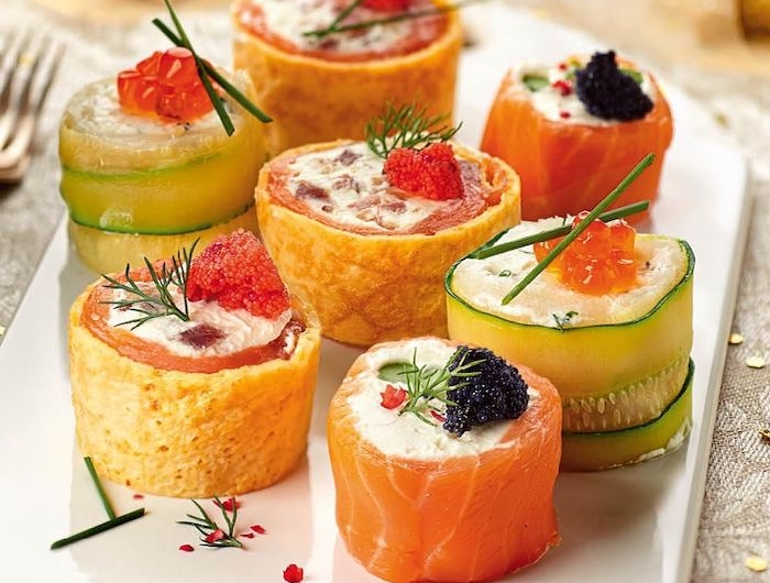recette avec saumon fumé amuse bouche avec de frommage creme et de caviar sur un plateau en porcelaine