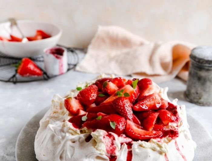 recette gateau fraise pavlova classique recouverte de fraises fraiches et confiture exemple de dessert impressionnant