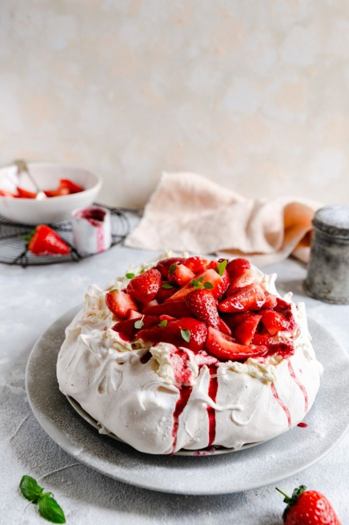 recette gateau fraise pavlova classique recouverte de fraises fraiches et confiture exemple de dessert impressionnant