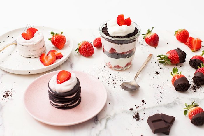 repas en amoureux un dessert saint valentin à la base de crème des biscuits et fraises au chocolat