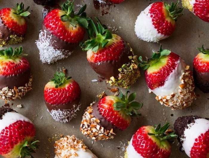 repas romantique un desser pour saint valentin de fraises trempés au chocolat avec des noix et du croquant
