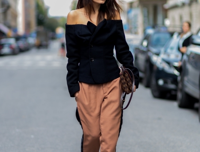 street style femme pantalon camel bandes noires sur côté top noir col bateau lunettes soleil