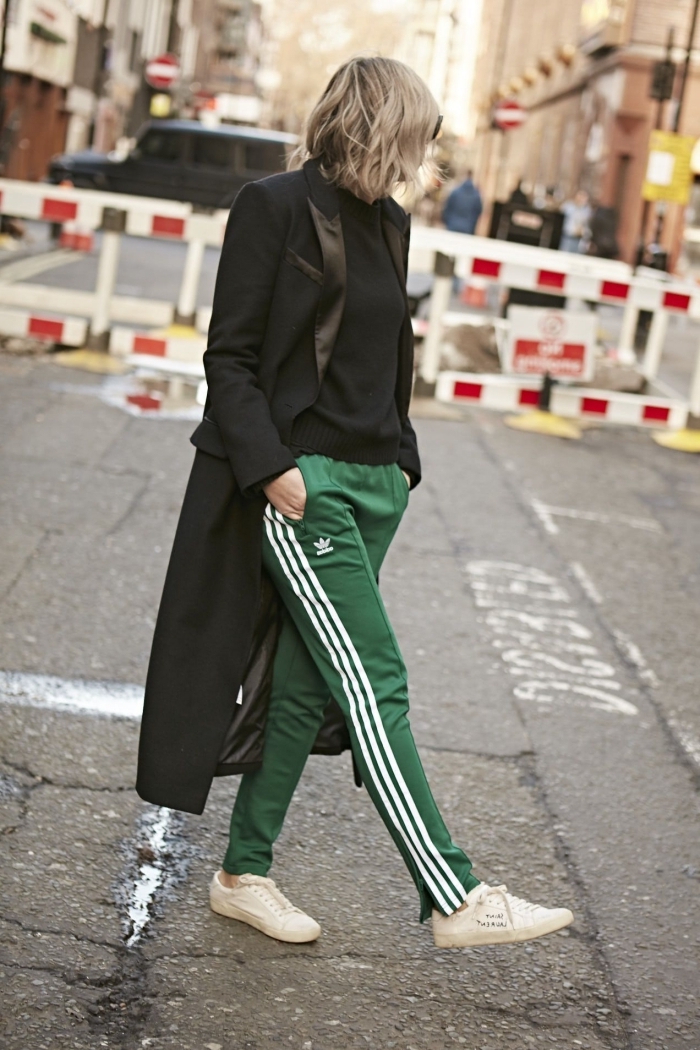 street style femme pantalon sport marque jogging adidas vers bandes sur côté blanc manteau long noir