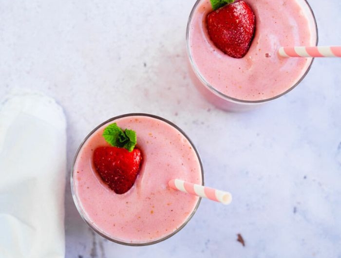 suggestion que faire avec des fraises congelées exemple de smoothie à la fraise banane et lait avec paille