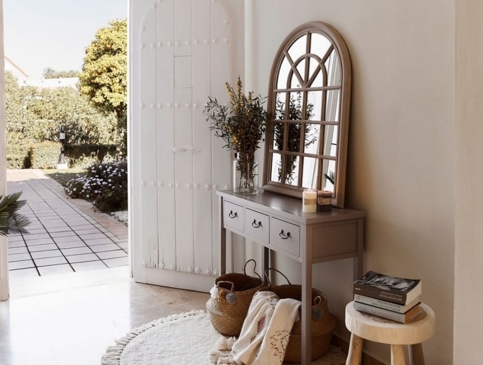 tapis blanc rond franges décoration entrée maison lampe rotin meuble couloir bois panier tressé