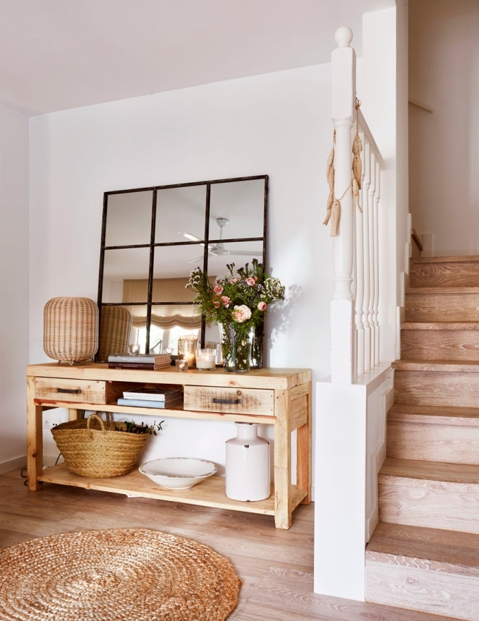 tapis jute rond meuble bois lampe rotin escalier bois decoration couloir d entrée peinture blanche
