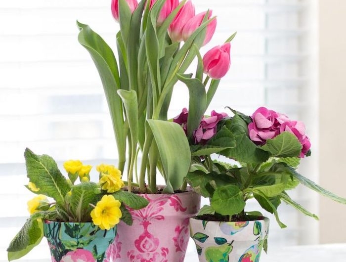 technique su serviettage decopatch avec papier decopatch pour customiser un pot de fleur diy à imprimé floral