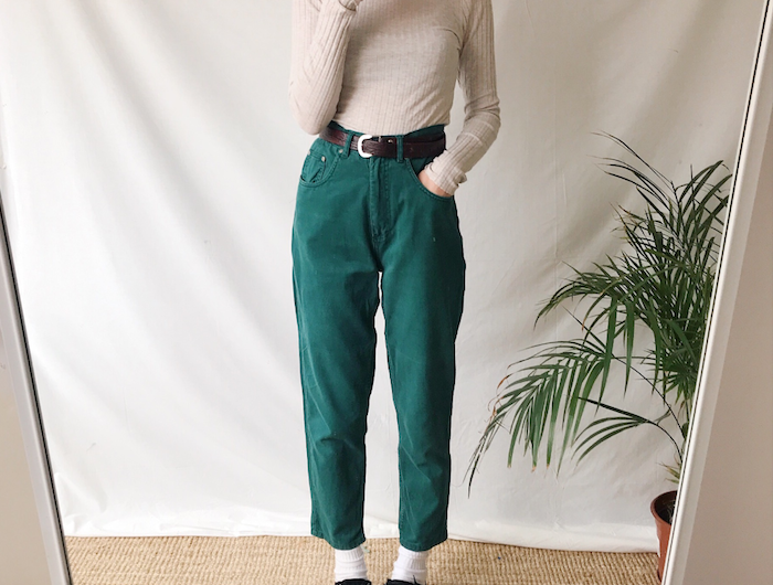 tenue avec jean mom en velours vert avec une blouse beige ceinture autour la taille et des chaussures plates.jpg