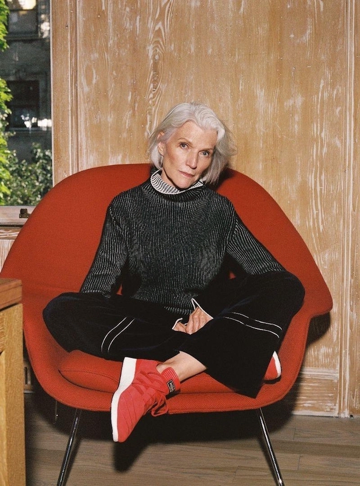 tenue femme sport 60 ans pantalon évasé noir chemise noir et blanc rayures chaussures baskets rouges
