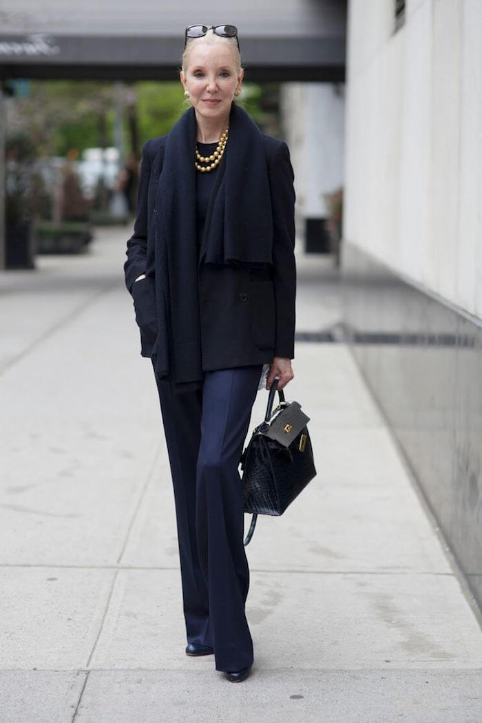 tenue noire femme 60 ans avec veste noire et sac de la meme couleur tenue stylée demme agée
