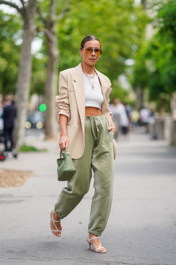 top crop blanc blazer beige look jogging chic pour femme pantalon vert kaki sac a main