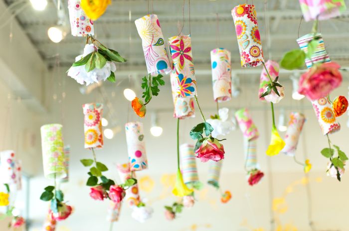 tubes de papier coloré à motif fleuri avec des fleurs suspendues activité manuelle ado sur theme fleurs
