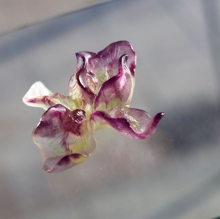 un iris fabrique par la technique pate de verre prosuit de studio daum france