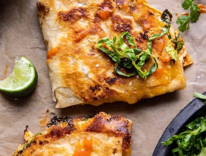 un wrap plié en triangle servi avec des limettes et guaccamole idée apero dinatoire