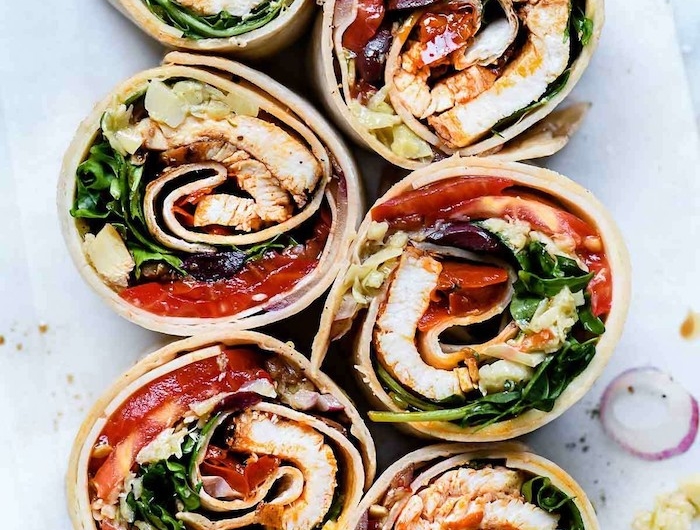 une idée de couer votre sandwich a la base de poulet et de pate a wrap