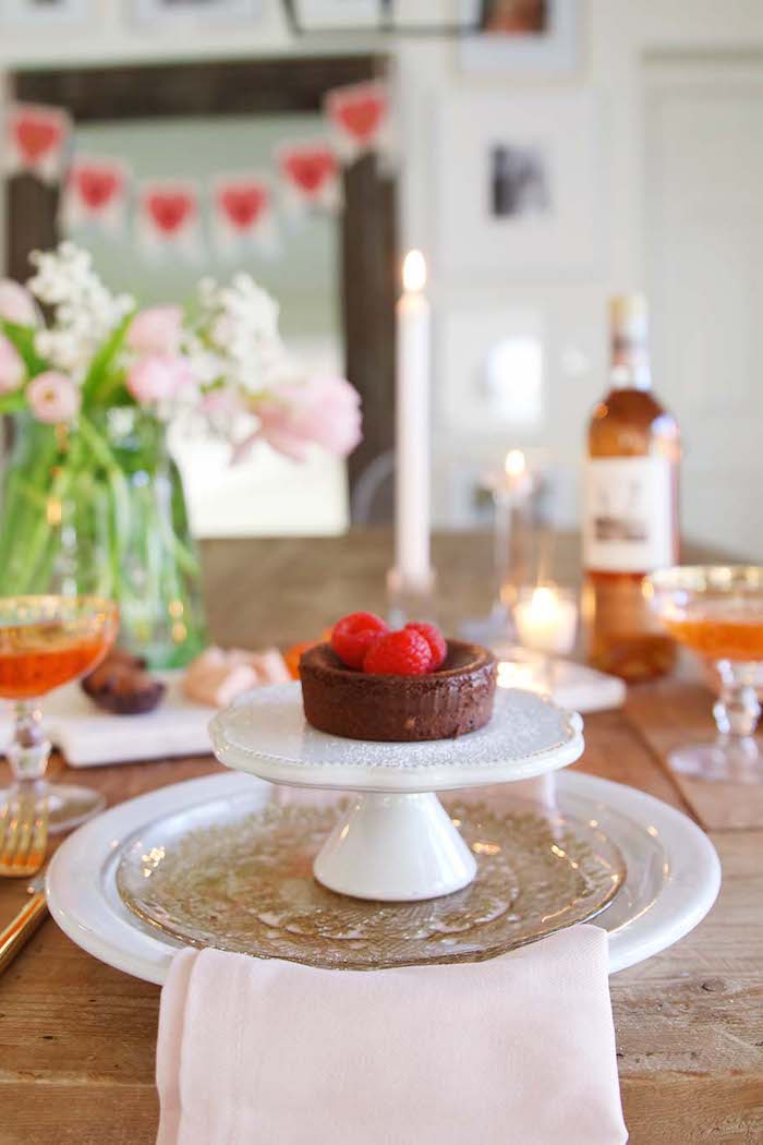 une idée de mettre une table romantique pour saint valentin avec un petit gateau servi sur un plateau en porcelaine