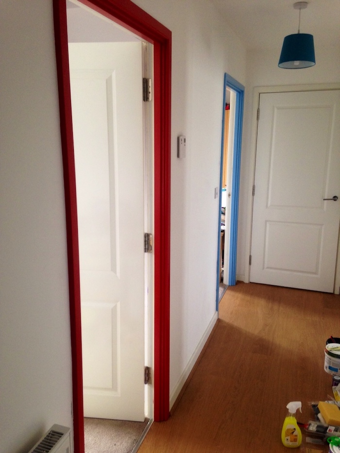 une idée de peinture des portes en blanc et des cadres en bleu ou rouge