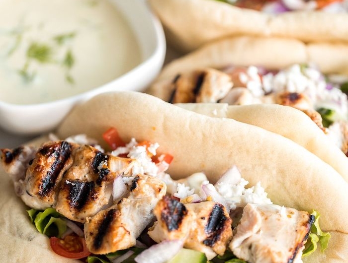 une idée de zrap particulier variation grece un gyros avec des morceaux de poulet et des legumes